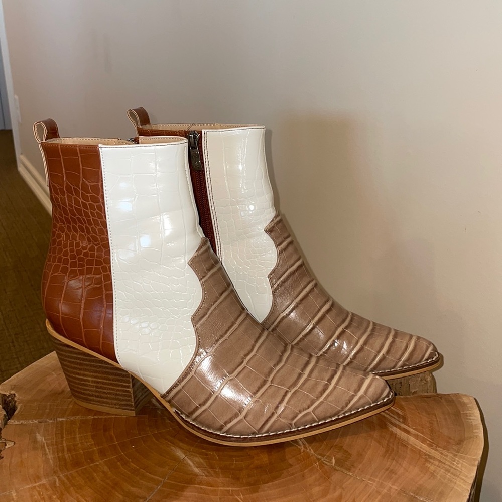 Arider Girl cowgirl booties, size 8.5. Light brown, dark brown, and white!